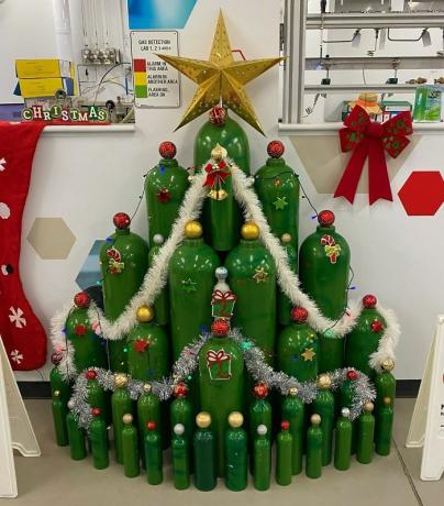 Vánoční strom z plynových lahví