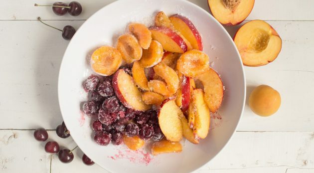 Písková sušenka s ovocem a ovocem: naplňte ovoce a bobule cukrem a škrobem
