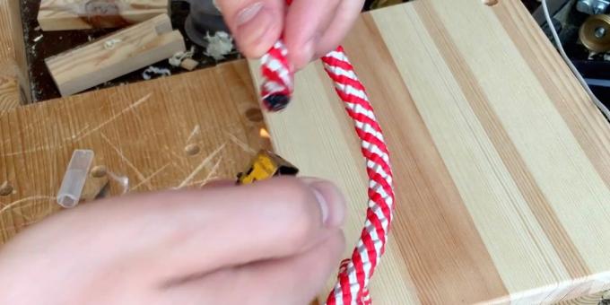 Swing ruce: odříznout dva identické kusy lana