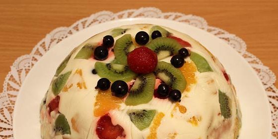 Jelly cake „rozbitého skla“ s ovocem