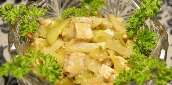 Artyčok recepty: Teplý salát s topinambur, kuřecí maso a nakládanými okurkami