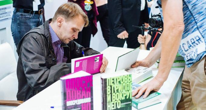 Alexey Salnikov podepisuje knihy pro čtenáře