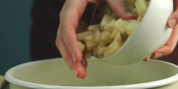 Jak vařit polévku: přidejte drcené nebo nakrájené brambory