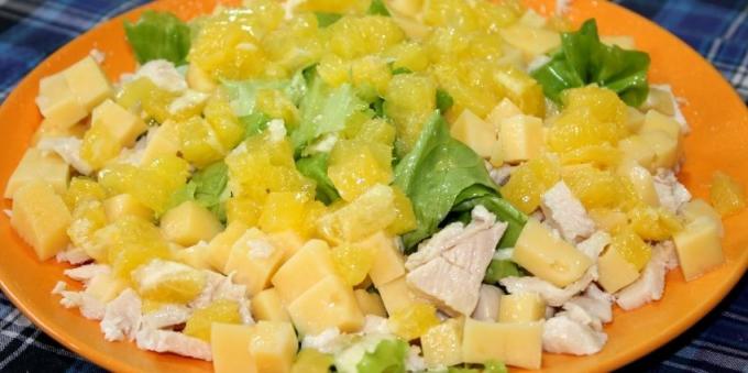 Recepty na saláty bez majonézy Salát c kuřecím masem, sýrem a pomeranče