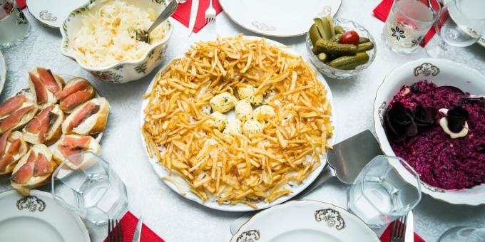 Salát Capercaillie's Nest s kuřecími prsíčky a šunkou: jednoduchý recept