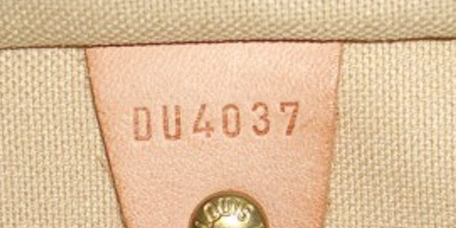 Originální a falešné Louis Vuitton kabelky: uvnitř musí být vyraženo pořadové číslo