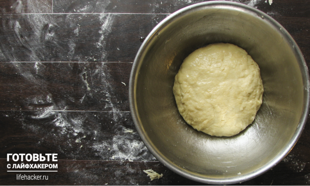 Vaření koblih v troubě: hnětení těsta