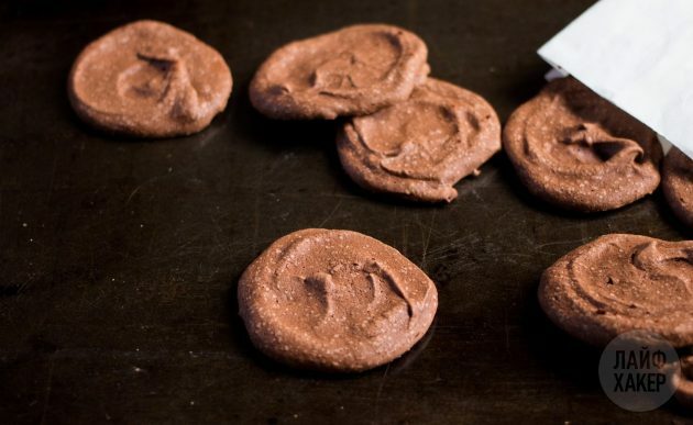 Po upečení čokoládové sušenky ochlaďte a poté je vyjměte z pergamenu