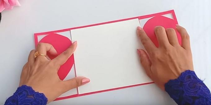 Cut kus bílého papíru o velikosti zadní straně karty
