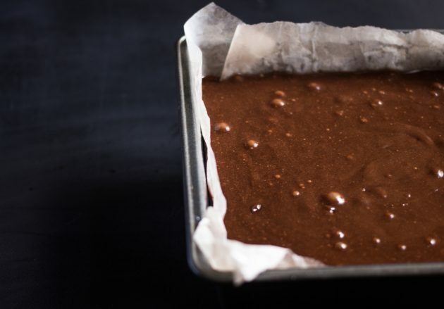 recept na čokoládové sušenky: nalijte těsto do formy