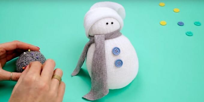 Sněhulák s vlastníma rukama: Přidání tlačítka a očima