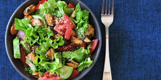 Salát s mušlemi, avokádem a rajčaty