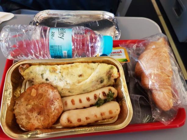 Kuřecí nebo hovězí maso? 11 Příklady nechutný potravin letadla