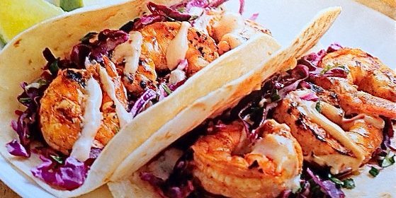 Recepty na grilu: taco s pikantní krevety a zelím na smetaně