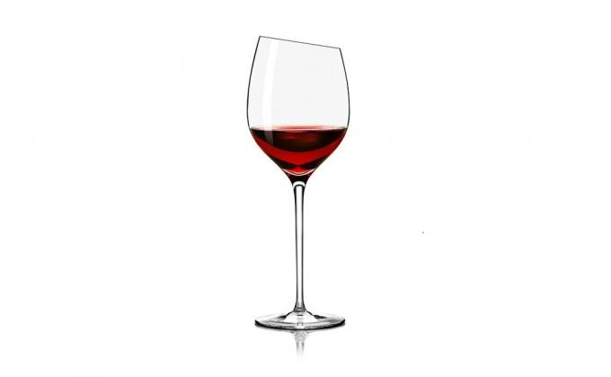 Sklenka červeného vína Bordeaux