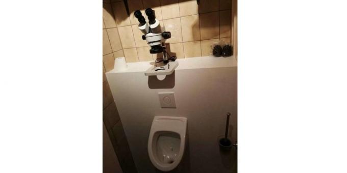 Mikroskop na záchodě
