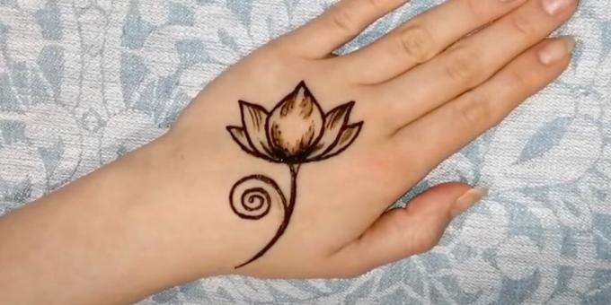 Henna kresby na ruce: nakreslete kmen a větve