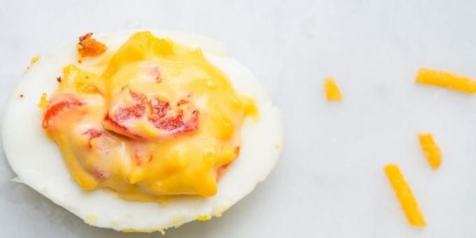 Plněné vejce se sýrem a pepřem