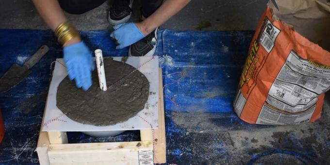 Jak vyrobit fontánu pro kutily: vyplňte formu cementem