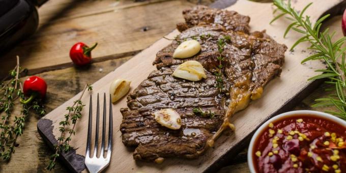 Šťavnatý steak s rozmarýnem a česnekem