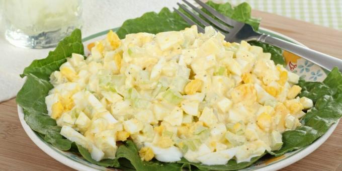 Vaječný salát s okurkami a celerem