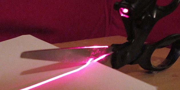 Nůžky s laserovým ukazovátkem