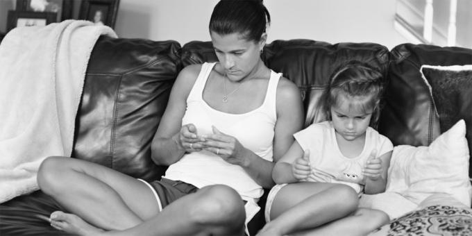 Lidé bez smartphony - matky a dcery