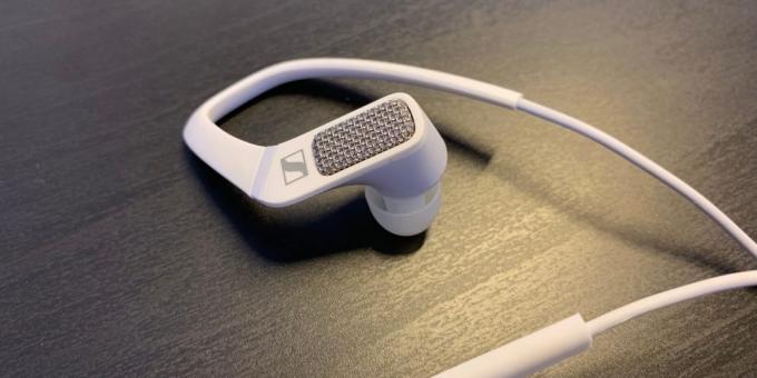 Sennheiser Ambeo Inteligentní Headset: mřížka, za nimiž se skrývají stereofonní mikrofon