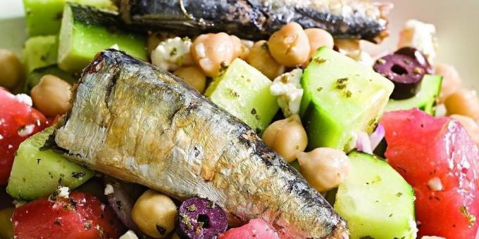 Saláty s rybami: Řecký salát s sardinky