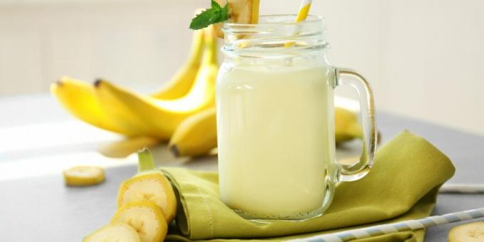 Mléčný koktejl s banánem a smetanovým sýrem