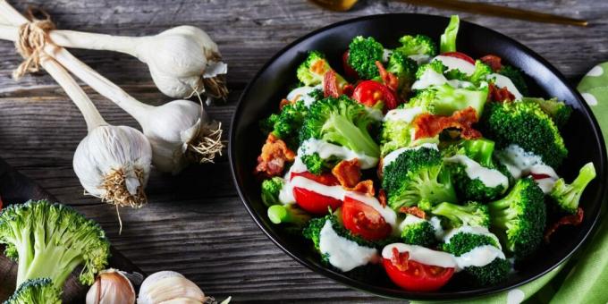 Salát s brokolicí, rajčaty a slaninou