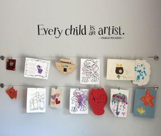 Design dítěte: dítě pracuje galerii