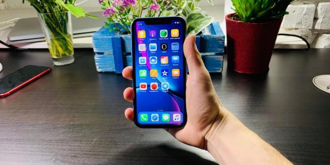 Přehled iPhone XR: Situace v ruce