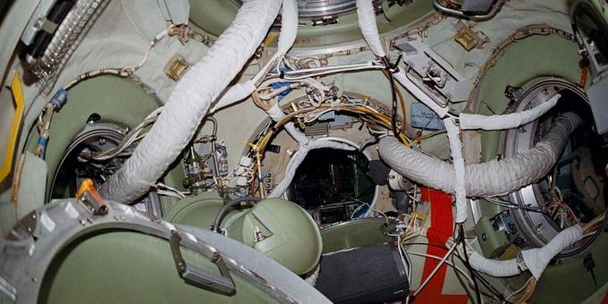 Vnitřek dokovací komory orbitální stanice Mir