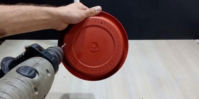 Jak vyrobit fontánu pro kutily: vyvrtat otvory do talíře