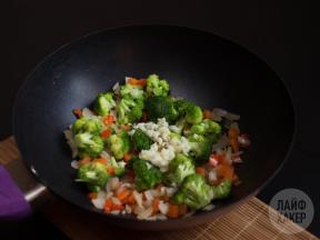 Jak vařit levnou večeři: Rýže zamíchat smažení zeleniny