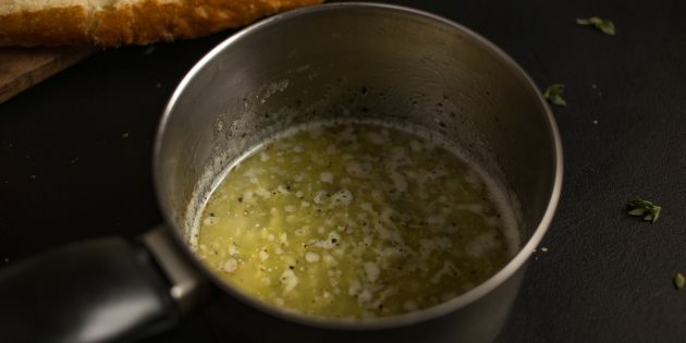 Jak si vyrobit česnekové sýrové krutony: Tavte máslo, nasekaný česnek a čerstvé bylinky