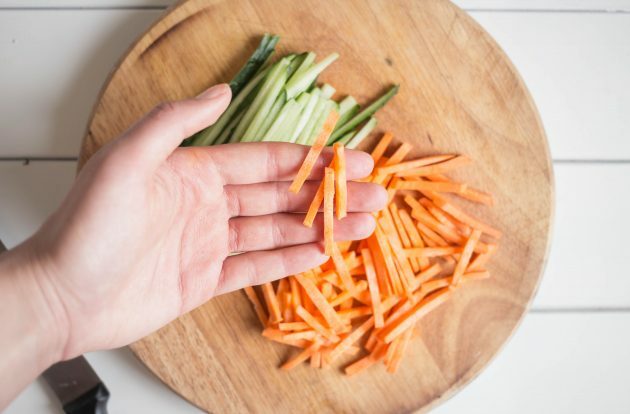 Recept na pohankové nudle se zeleninou: mrkev a okurku nakrájejte na tenké proužky