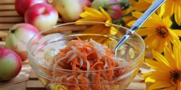 Artyčok recepty: sladký salát s topinambur, jablka a mrkev