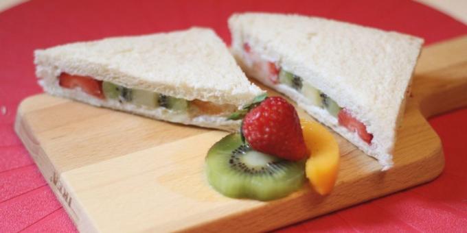 Recepty: Sandwich se šlehačkou, ovocem a bobule