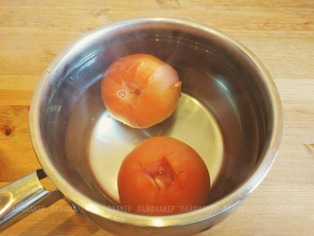 Recept Sloppy Joe Burger: Vložte rajčata na pár minut do horké vody