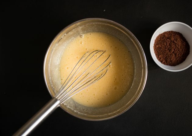Recept na kakao a smetanový sýr Brownie: Přidejte vejce a směs dobře rozšlehejte