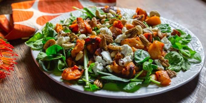 Jak se připravit salát z pálené dýně s listovým špenátem, sýrem a ořechy