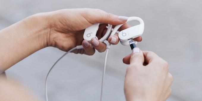 Apple představil aktualizovaná sluchátka Powerbeats. Pracují 15 hodin na jedno nabití