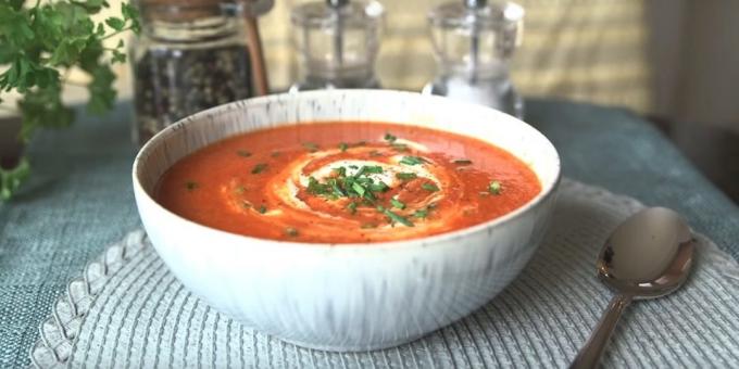 Rajčatová polévka s květákem, paprikou, cibulí a česnekem: snadný recept