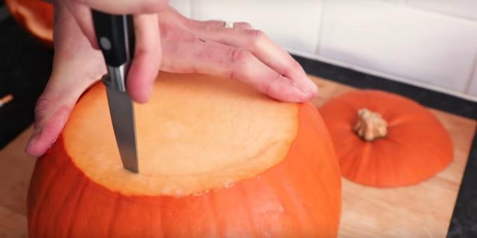 Jak snížit dýni na Halloween s vlastníma rukama: Vyjmout maso