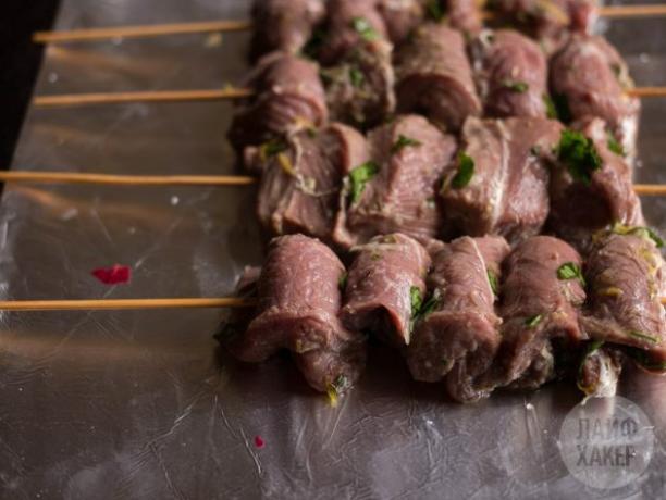 Umístěte kebab na špízy a pošlete je pečit do trouby