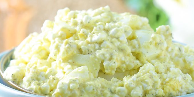 Salát s vejci a sýrem