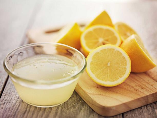Lemon voda proti skvrnám v mikrovlnné troubě