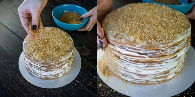 Recept na medovinový dort: zbylý dort rozdrobte na drobky a posypte ním dort.